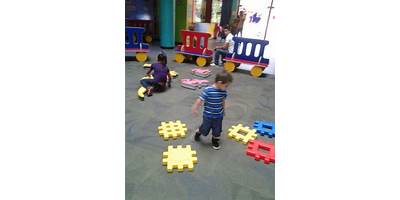 KID'S JUEGA RIE Y APRENDE