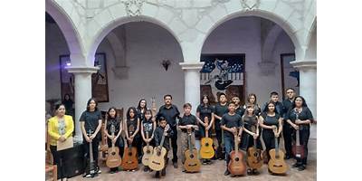 "ESCUELA DE MUSICA MUNICIPAL ""CANDELARIO HUIZAR"""